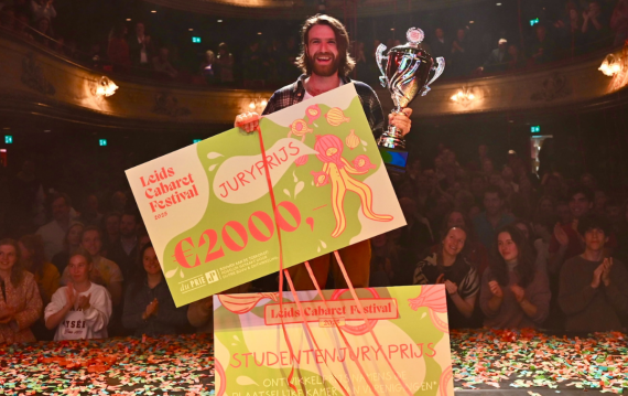 Afbeelding: David van Rosmalen wint Leids Cabaret Festival 2025