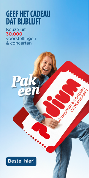 Affiliate banner met model die Podium Cadeaukaart vasthoudt en tekst 'Geef het cadeau dat bijblijft' 'Keuze uit 30.000 voorstellingen & concerten'
